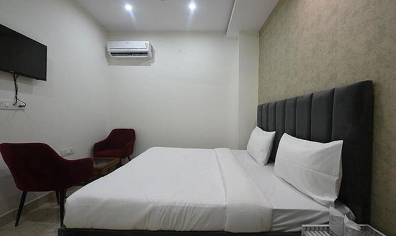 Fabhotel Aroma Inn image