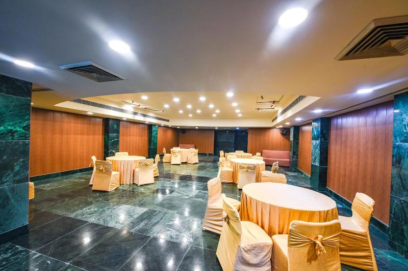 Fabhotel Bharat Continental image