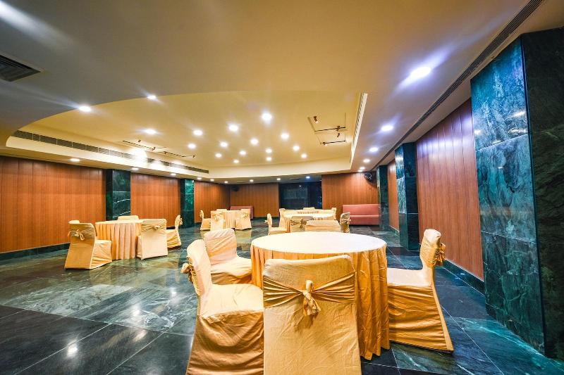 Fabhotel Bharat Continental image