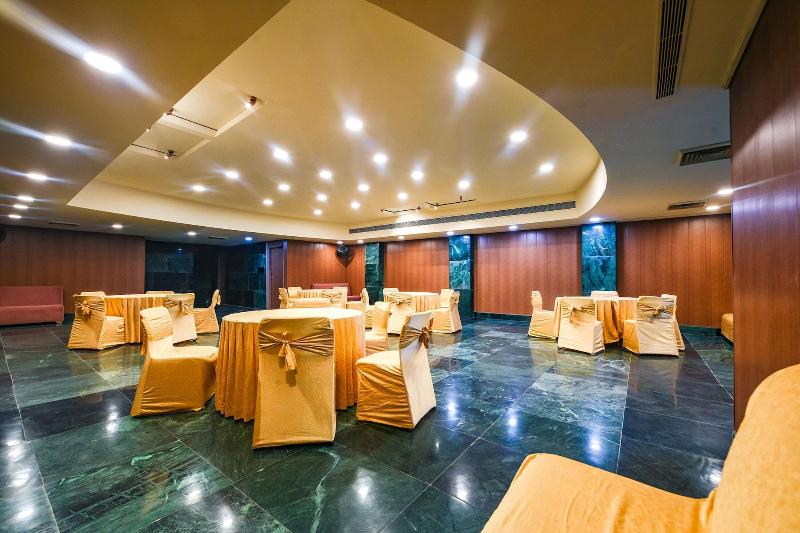Fabhotel Bharat Continental image 10