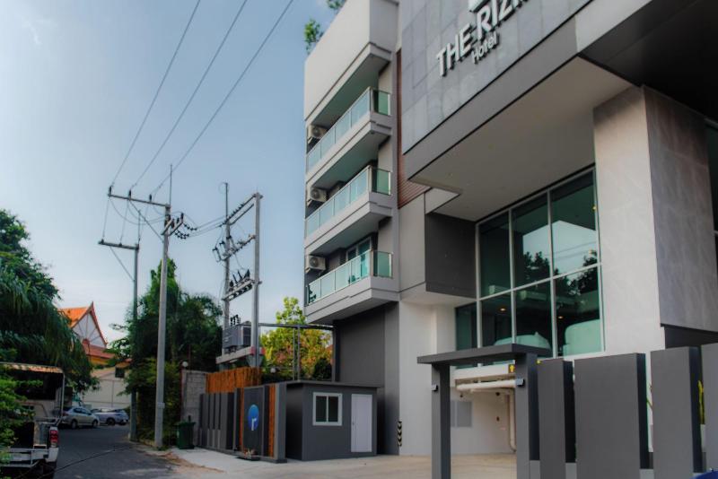 The Rizin Hotel Phratumnak image