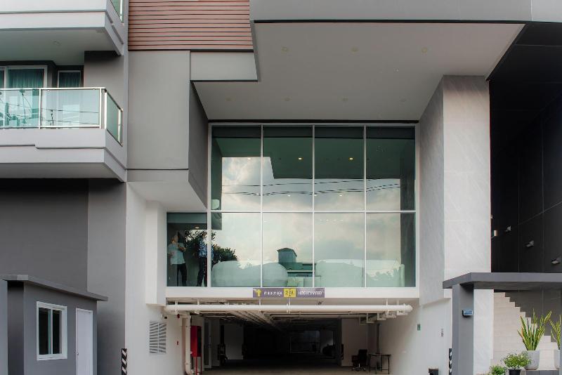 The Rizin Hotel Phratumnak image