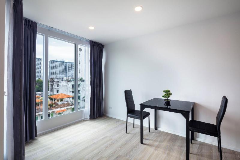 The Rizin Hotel Phratumnak image
