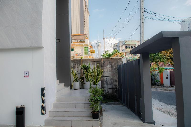 The Rizin Hotel Phratumnak image