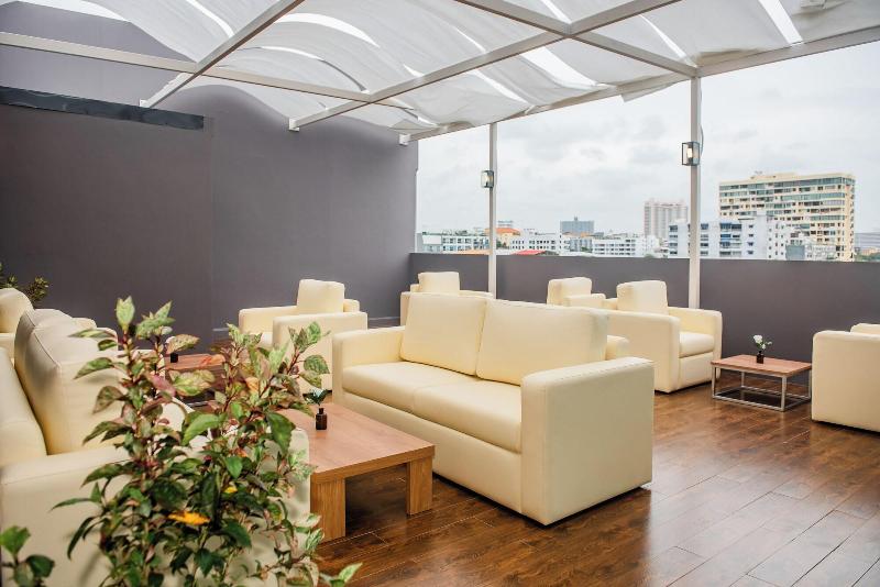 The Rizin Hotel Phratumnak image