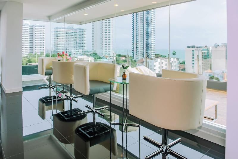 The Rizin Hotel Phratumnak image