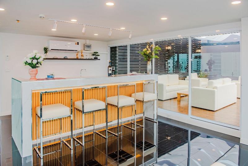 The Rizin Hotel Phratumnak image