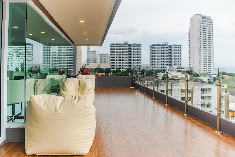 The Rizin Hotel Phratumnak image