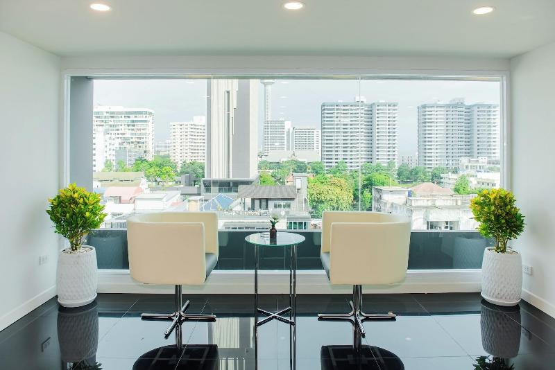 The Rizin Hotel Phratumnak image