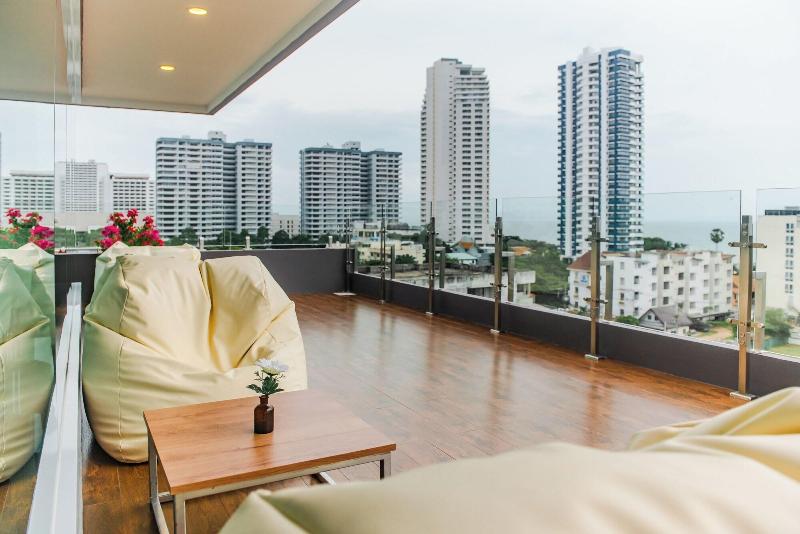 The Rizin Hotel Phratumnak image