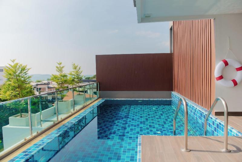 The Rizin Hotel Phratumnak image