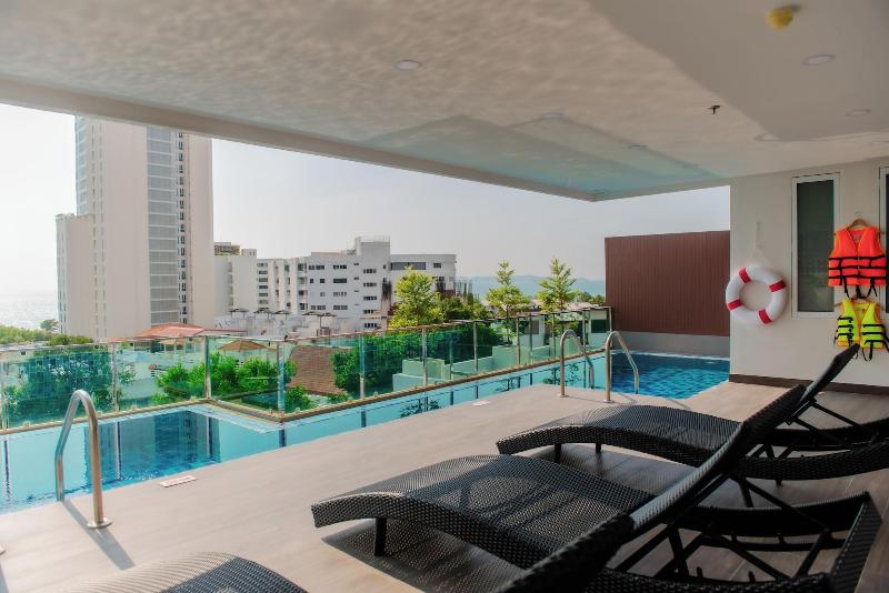 The Rizin Hotel Phratumnak image