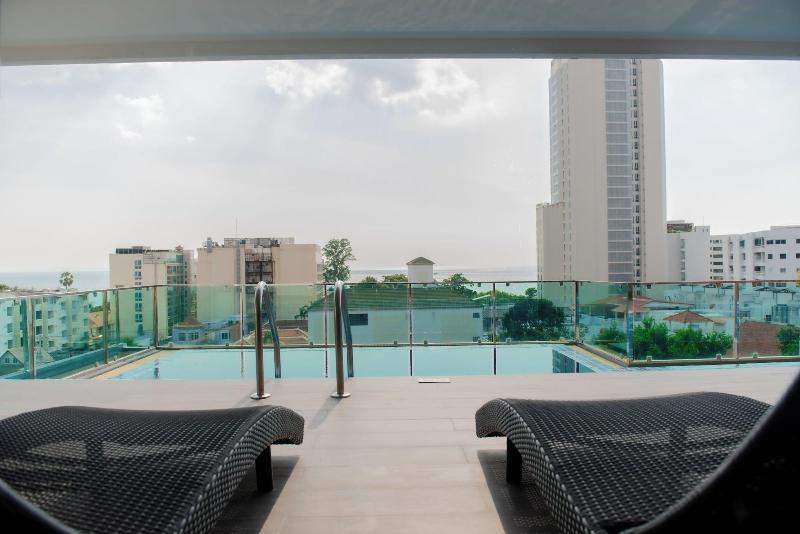The Rizin Hotel Phratumnak image