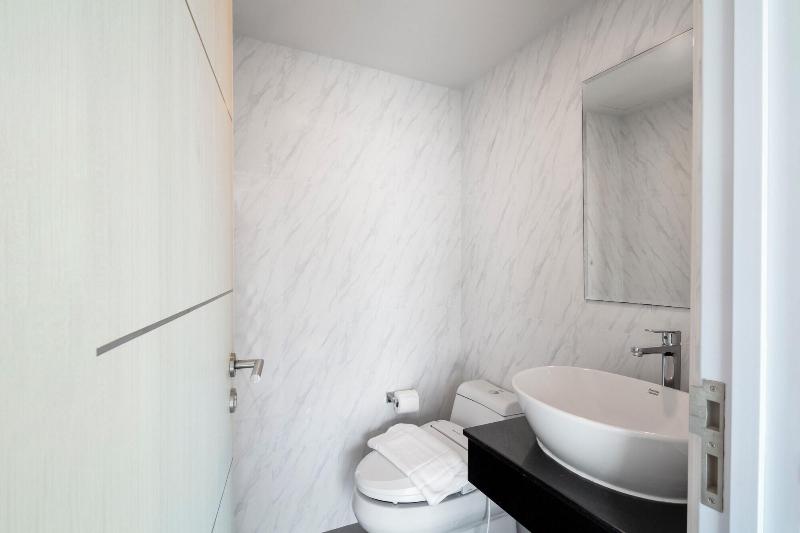 The Rizin Hotel Phratumnak image