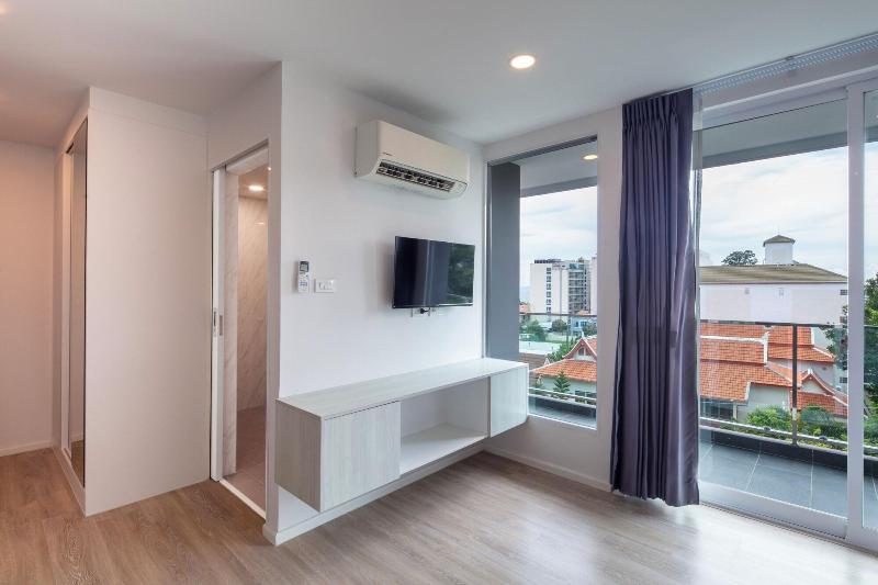 The Rizin Hotel Phratumnak image