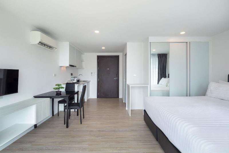The Rizin Hotel Phratumnak image
