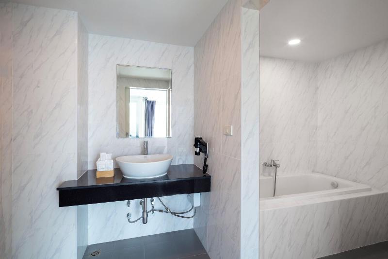 The Rizin Hotel Phratumnak image