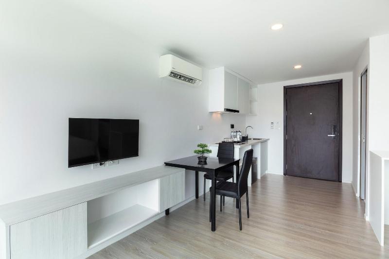 The Rizin Hotel Phratumnak image