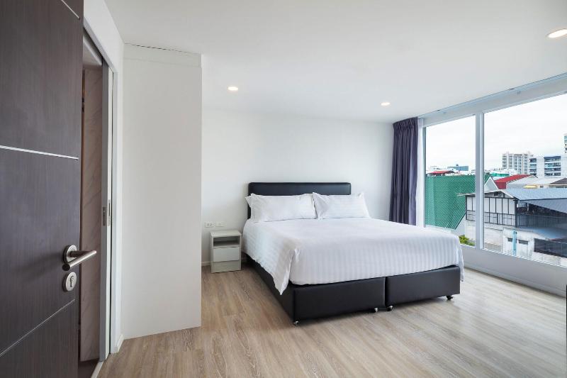 The Rizin Hotel Phratumnak image