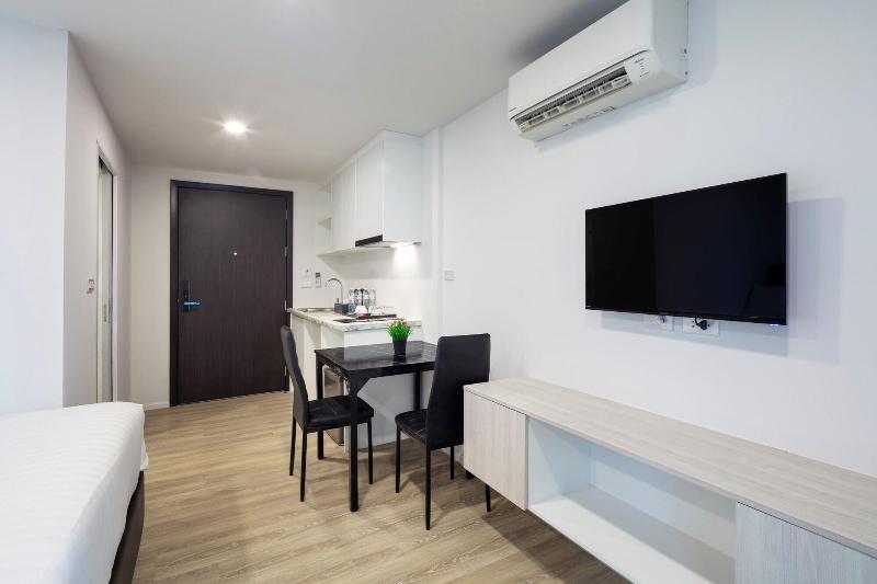 The Rizin Hotel Phratumnak image