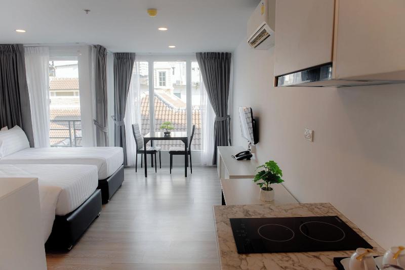The Rizin Hotel Phratumnak image