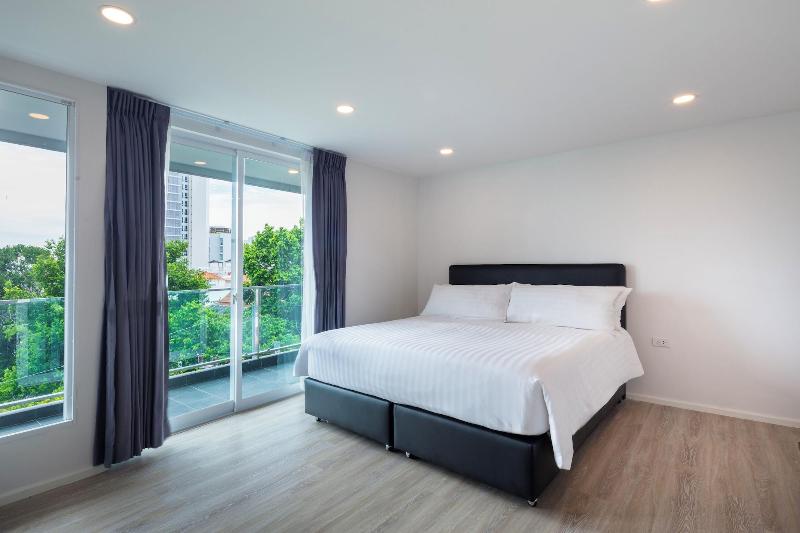 The Rizin Hotel Phratumnak image