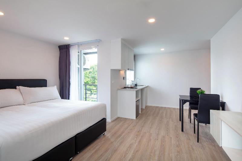 The Rizin Hotel Phratumnak image