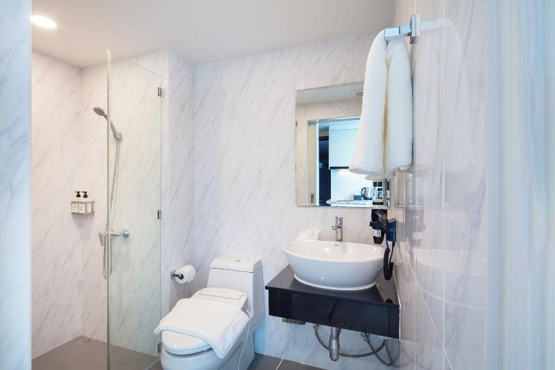 The Rizin Hotel Phratumnak image
