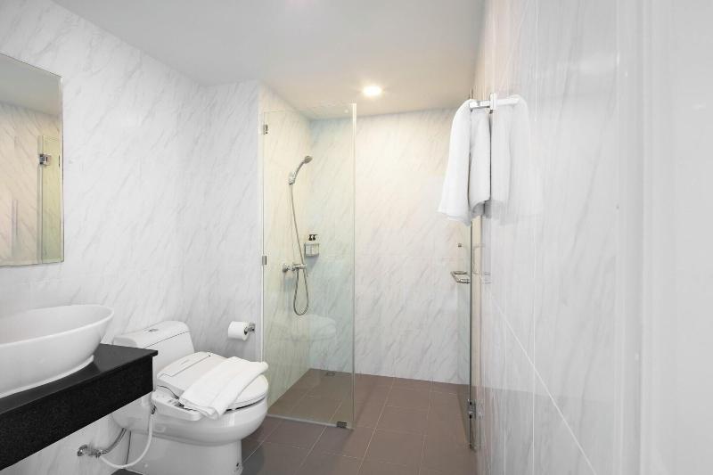 The Rizin Hotel Phratumnak image