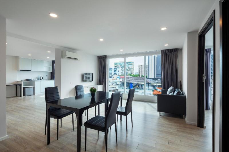 The Rizin Hotel Phratumnak image