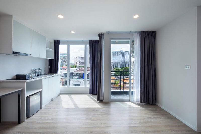 The Rizin Hotel Phratumnak image