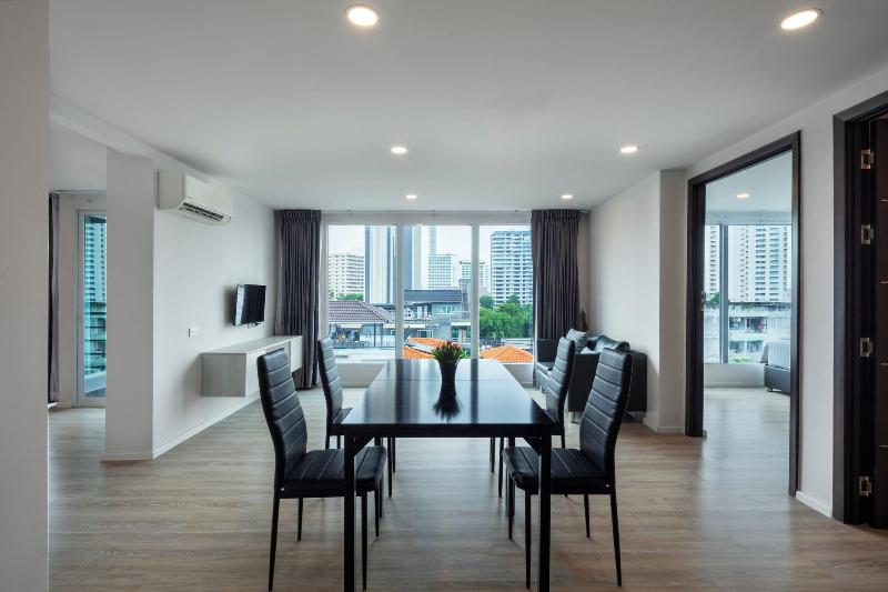 The Rizin Hotel Phratumnak image