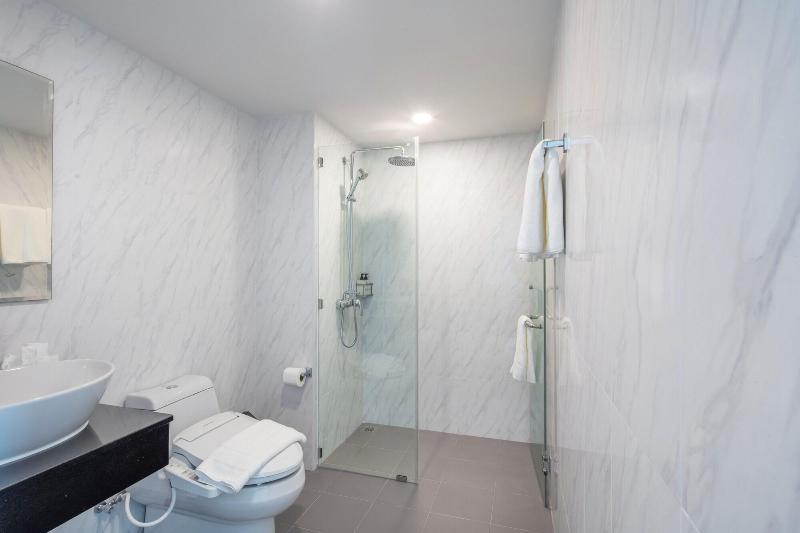 The Rizin Hotel Phratumnak image