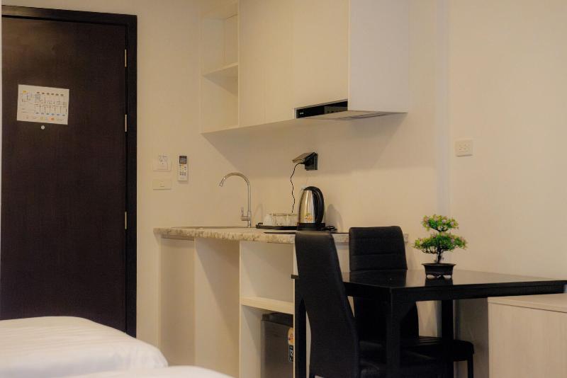 The Rizin Hotel Phratumnak image
