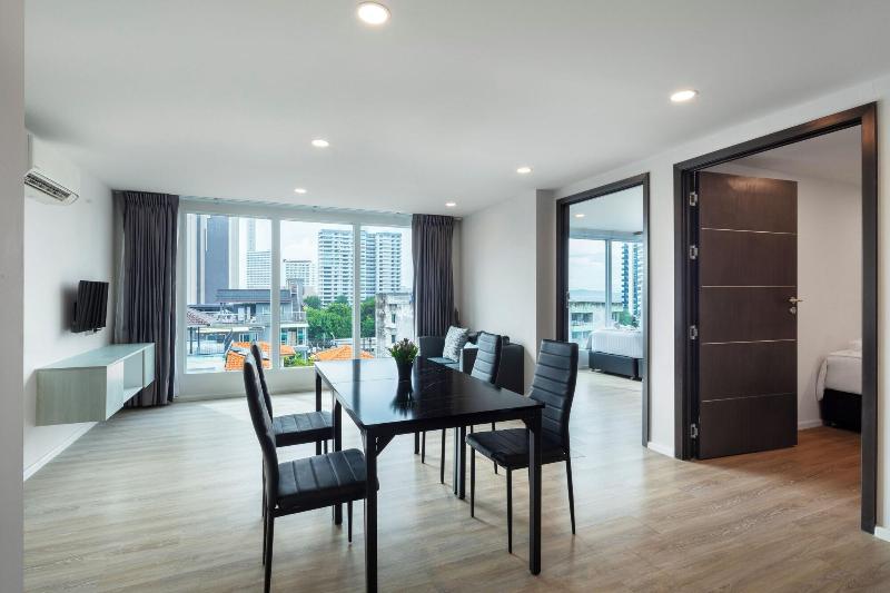 The Rizin Hotel Phratumnak image
