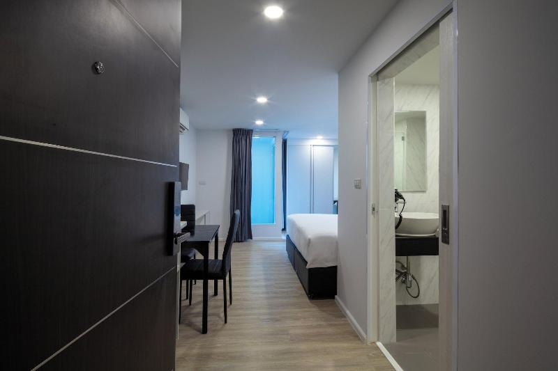 The Rizin Hotel Phratumnak image