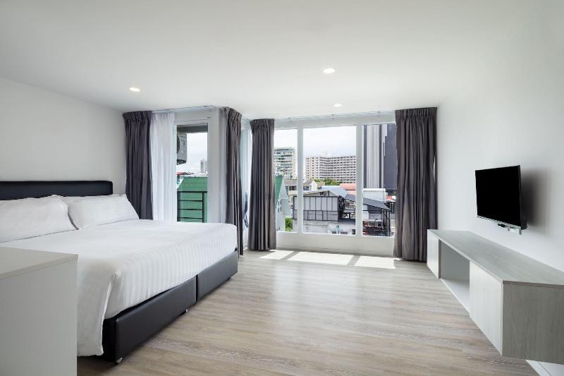 The Rizin Hotel Phratumnak image