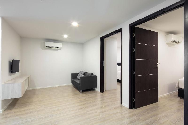 The Rizin Hotel Phratumnak image