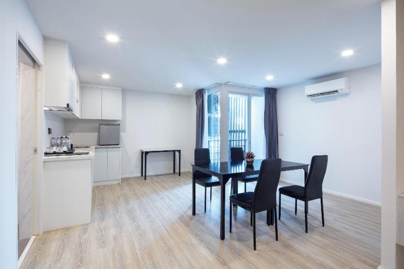 The Rizin Hotel Phratumnak image