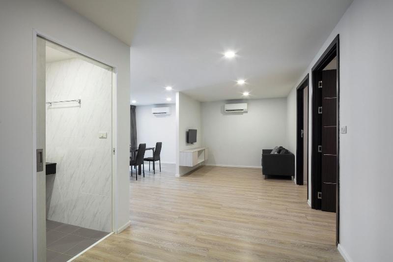 The Rizin Hotel Phratumnak image