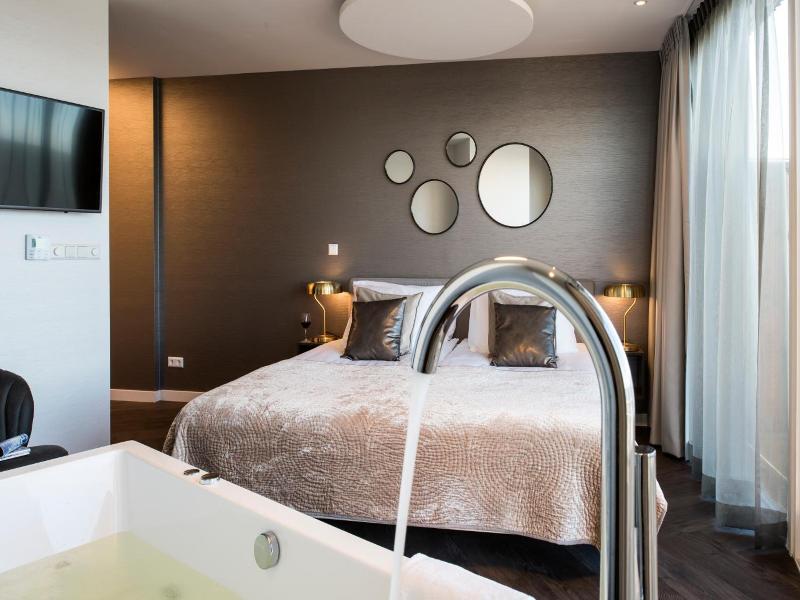 De Pier Suites image