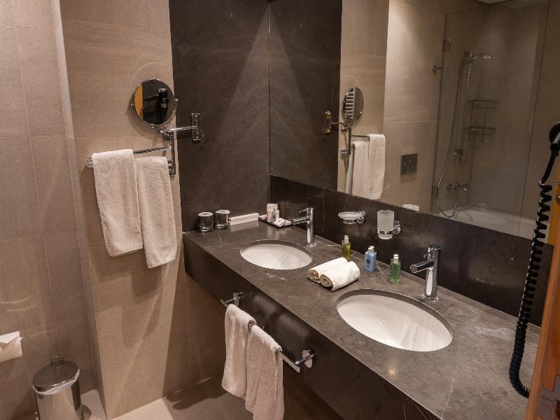 Oakridge Hotel And Spa image