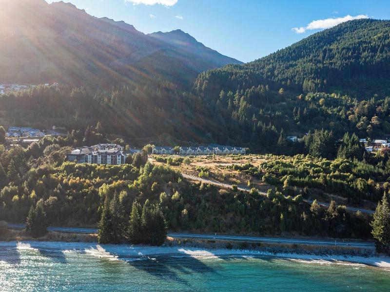 Platinum Queenstown Villas image