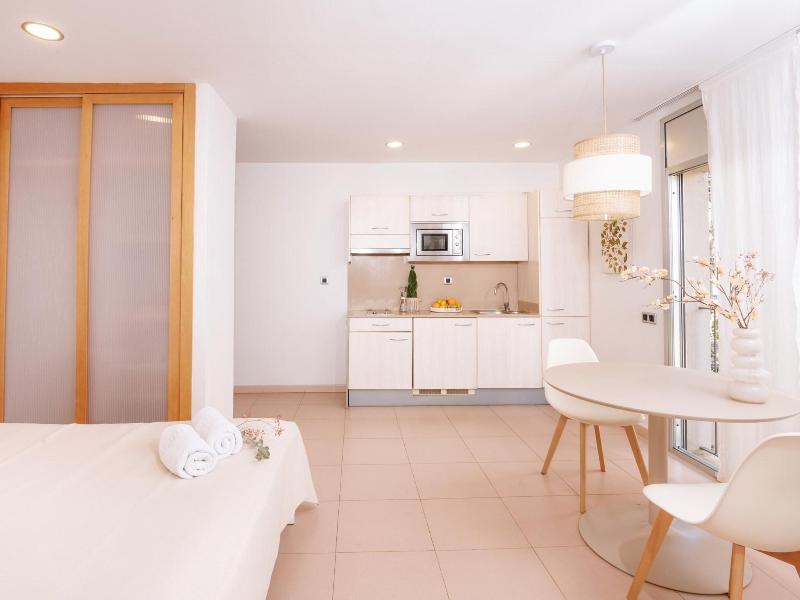 Apartamentos Porta Coeli image
