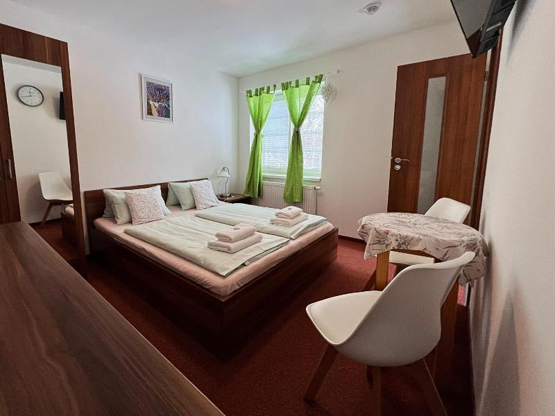 Parkhotel Smr Ovka image