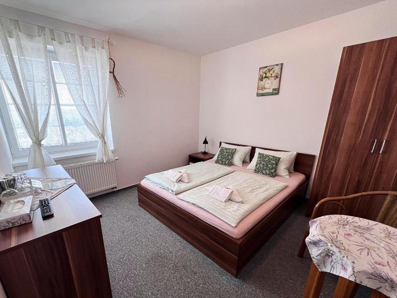 Parkhotel Smr Ovka image