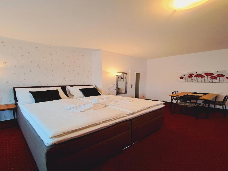 Hotel Grand image