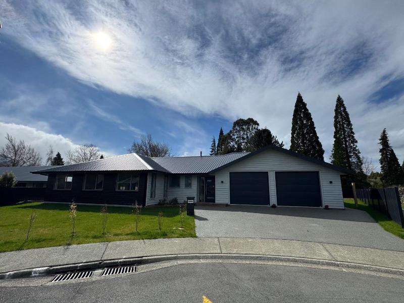 Red Tussock Motel image