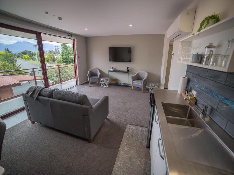 Red Tussock Motel image