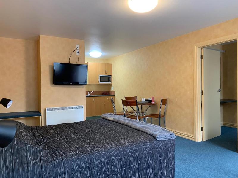 Red Tussock Motel image
